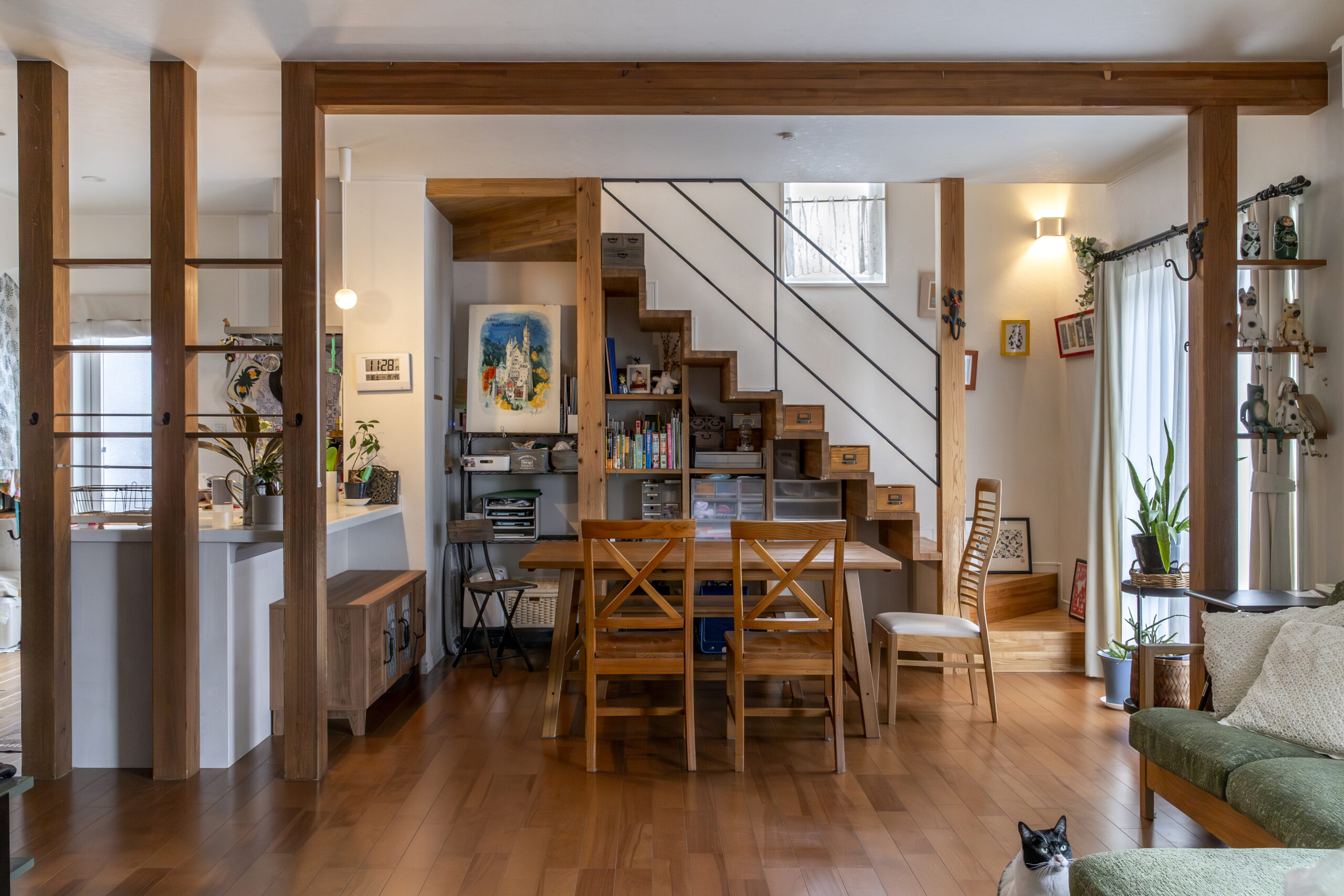 LDKに家族が集まる。収納階段が住まいのアイコンに。