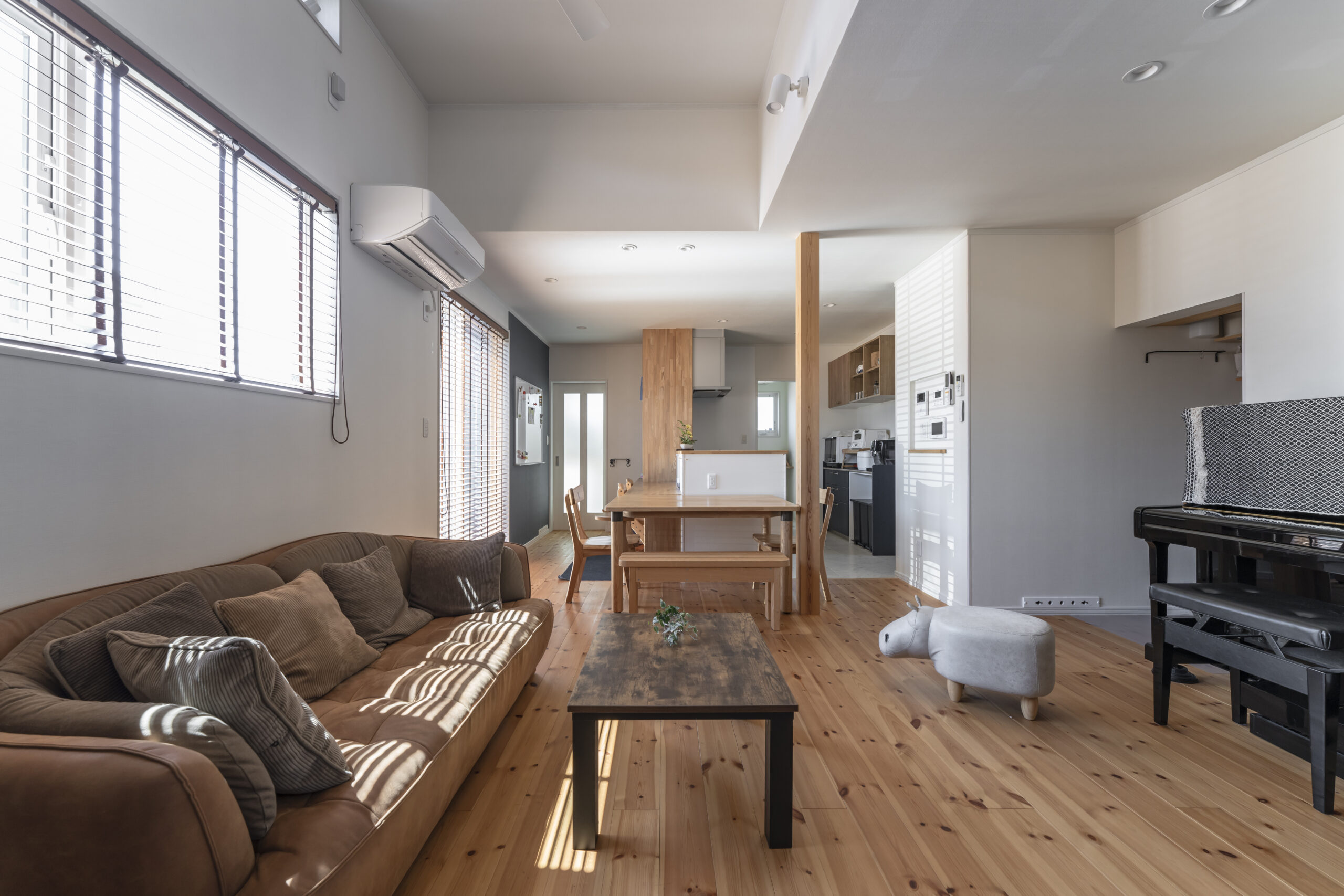 無垢フローリングが心地いいナチュラルモダンな住まい