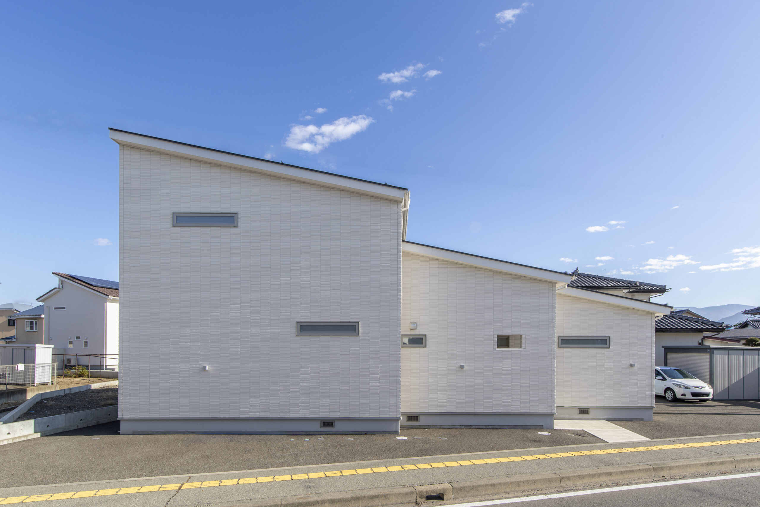 「外に閉じ、内に開く」土間リビングのある家