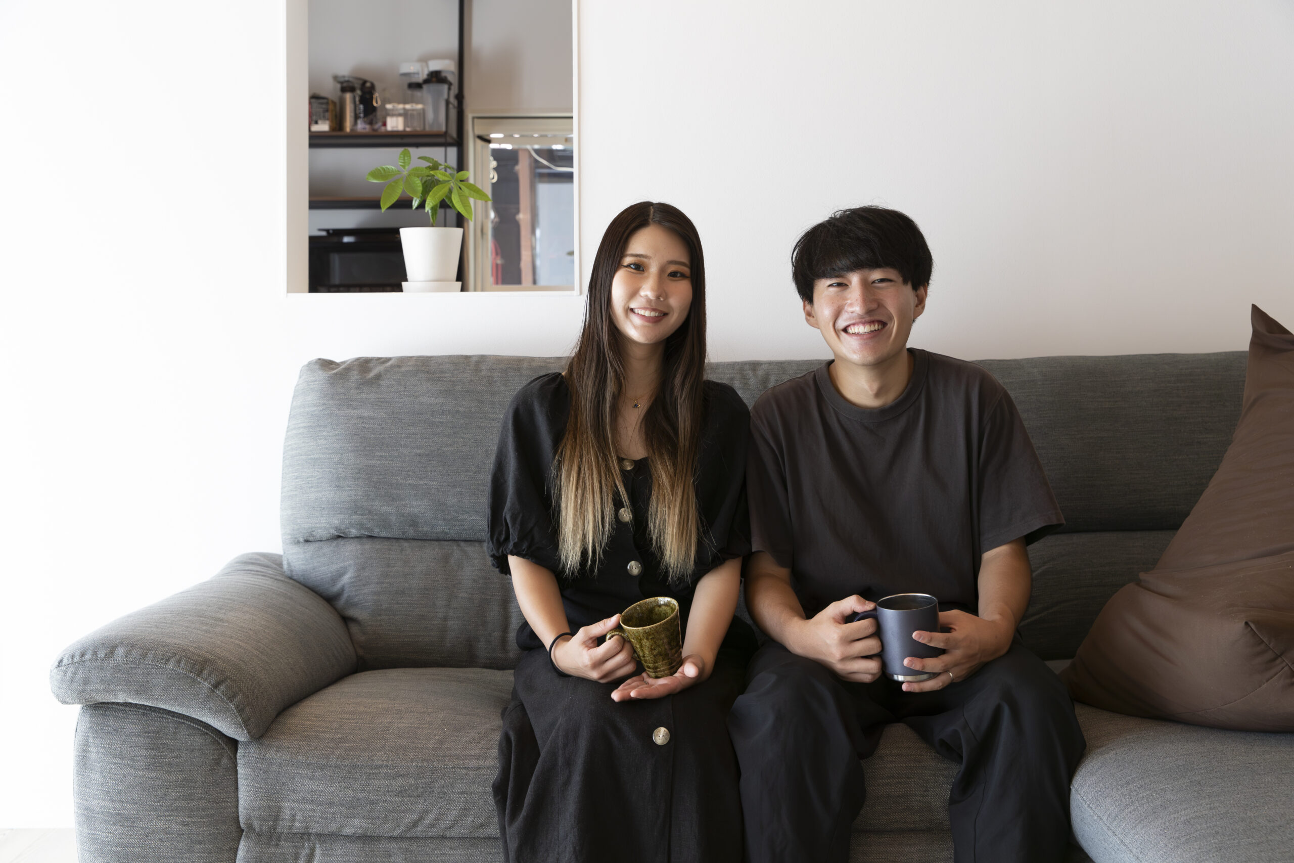 母屋から見た玄関。シンプルさが似合う