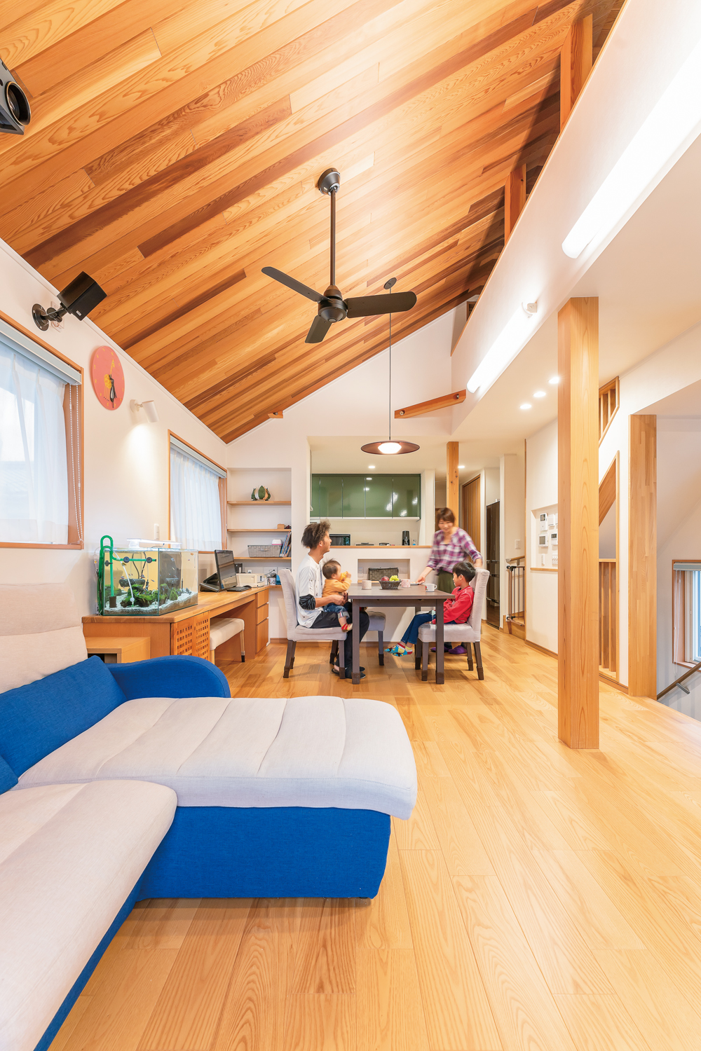 レッドシダーの木目に魅せられて。２階リビングのお住まい